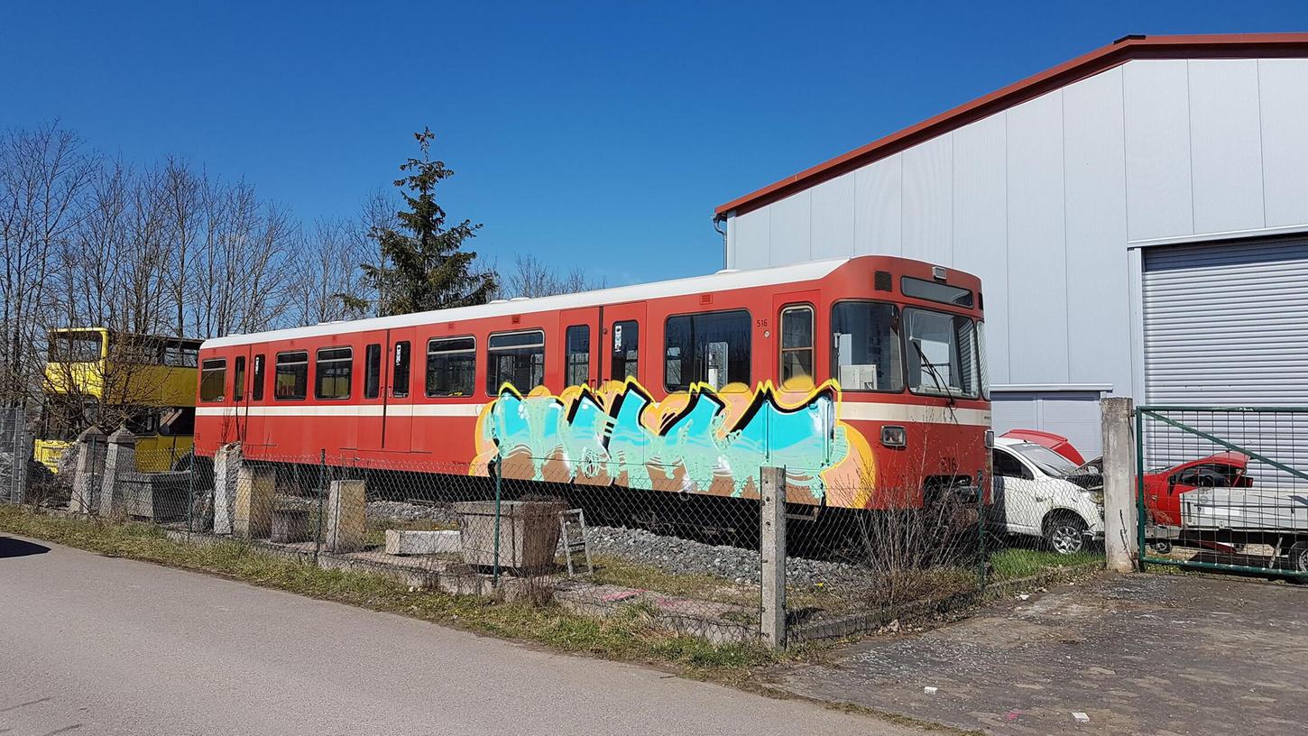 Ein U-Bahn-Wagen des Ornbauer Mercedesclubs wurde bereits Ende März beschmiert, nun haben erneut unbekannte Täter zugeschlagen. Ein U-Bahn-Wagen des Ornbauer Mercedesclubs wurde bereits Ende März beschmiert, nun haben erneut unbekannte Täter zugeschlagen.