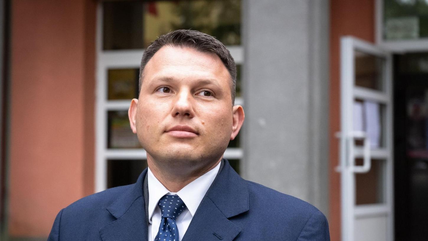 Der rechtsradikale polnische Präsidentschaftskandidat Slawomir Mentzen, der als Drittplatzierter nach der ersten Wahlrunde ausgeschieden ist, will Einfluss auf die Stichwahl nehmen. (Archivbild) Der rechtsradikale polnische Präsidentschaftskandidat Slawomir Mentzen, der als Drittplatzierter nach der ersten Wahlrunde ausgeschieden ist, will Einfluss auf die Stichwahl nehmen. (Archivbild)