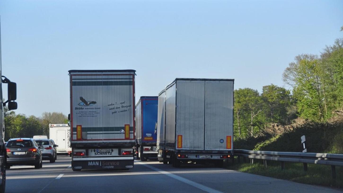 Wegen einer Panne hielt der Fahrer eines Sattelzugs - hier ein Symbolfoto - auf dem Standstreifen. Das wurde einem folgenden Brummi-Lenker zum Verhängnis. Wegen einer Panne hielt der Fahrer eines Sattelzugs - hier ein Symbolfoto - auf dem Standstreifen. Das wurde einem folgenden Brummi-Lenker zum Verhängnis.
