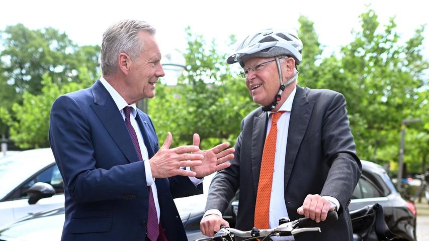 Mit Helm und Fahrrad kommt Stephan Weil (r) zur Wahl, bei der auch Christian Wulff zu Gast ist. Mit Helm und Fahrrad kommt Stephan Weil (r) zur Wahl, bei der auch Christian Wulff zu Gast ist.