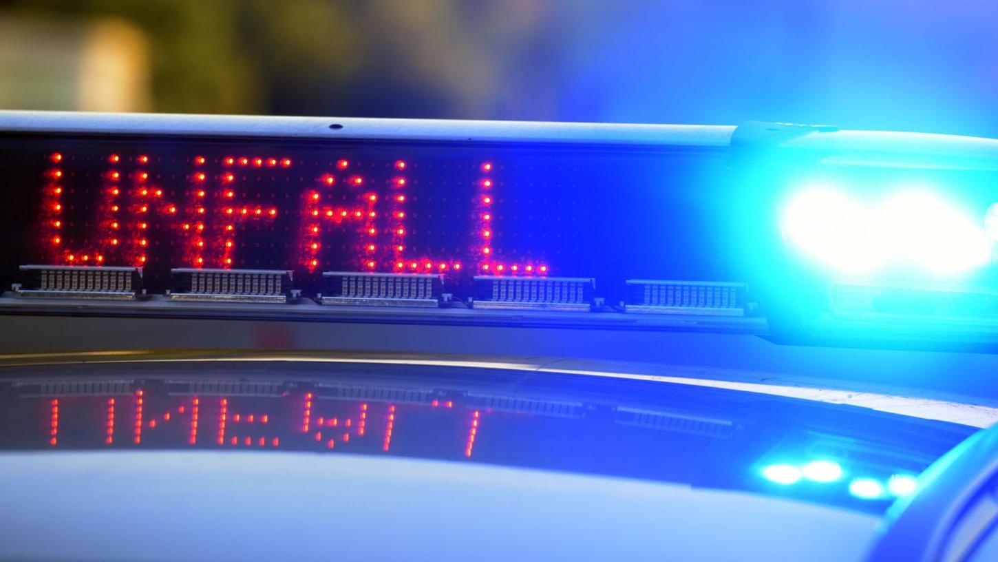 Nach einer Fahrerflucht in Nürnberg bittet die Polizei um Hinweise aus der Bevölkerung. (Symbolbild) Nach einer Fahrerflucht in Nürnberg bittet die Polizei um Hinweise aus der Bevölkerung. (Symbolbild)