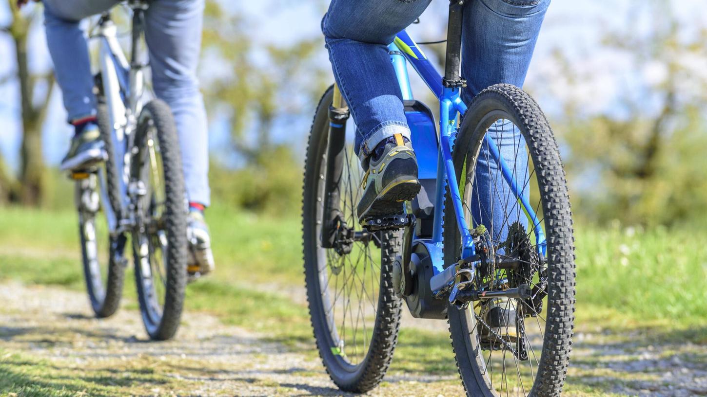 In Parsberg hat es einen 43-jährigen Pedelec-Fahrer beim Abbiegen aus der Kurve getragen. Er krachte anschließend durch das Fenster eines Hauses.(Symbolbild). In Parsberg hat es einen 43-jährigen Pedelec-Fahrer beim Abbiegen aus der Kurve getragen. Er krachte anschließend durch das Fenster eines Hauses.(Symbolbild).