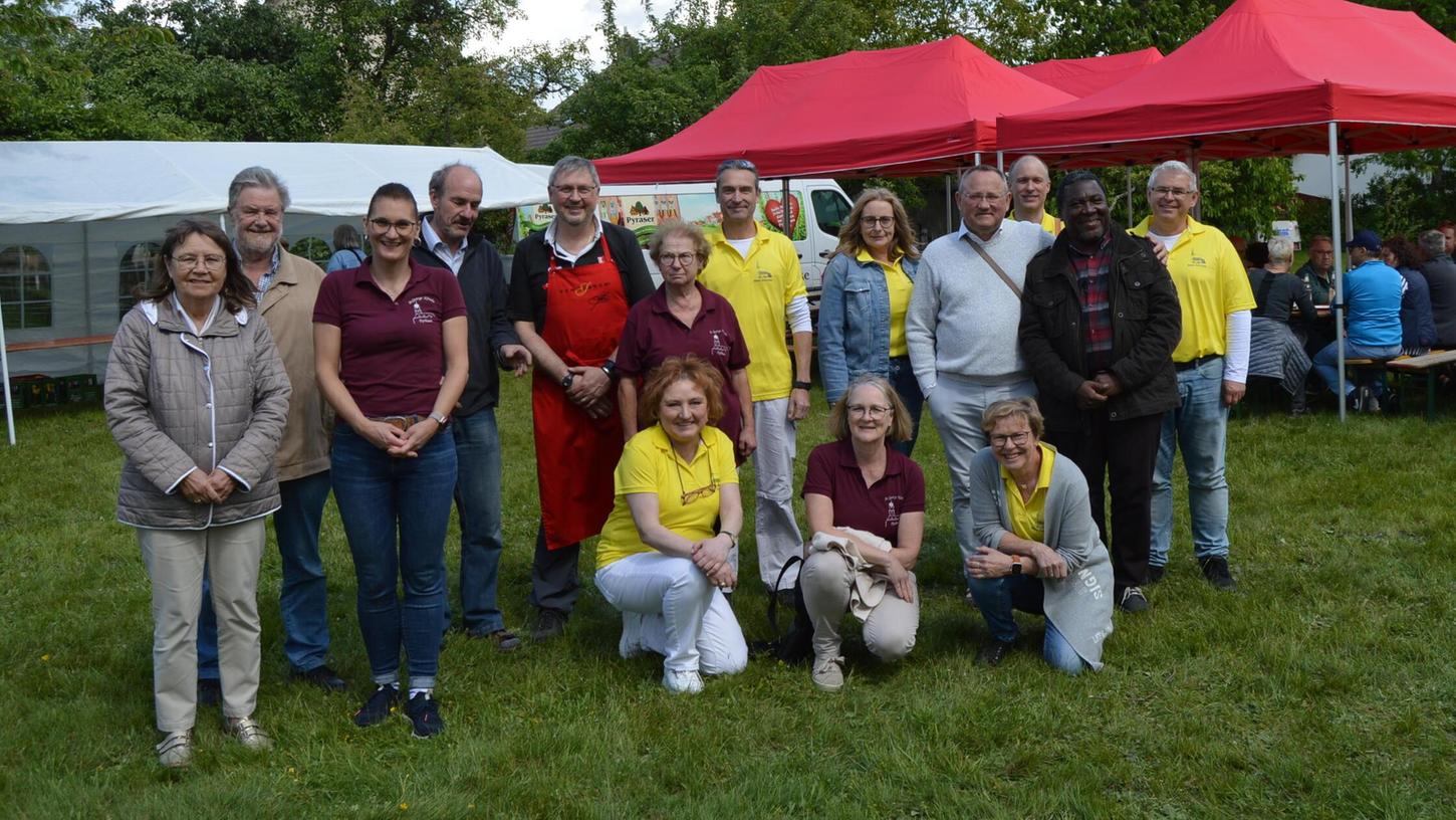 Helfer beider Konfessionen arbeiteten beim Ökumenischen Pfarr- und Gemeindefest in Pyrbaum wieder Hand in Hand. Helfer beider Konfessionen arbeiteten beim Ökumenischen Pfarr- und Gemeindefest in Pyrbaum wieder Hand in Hand.