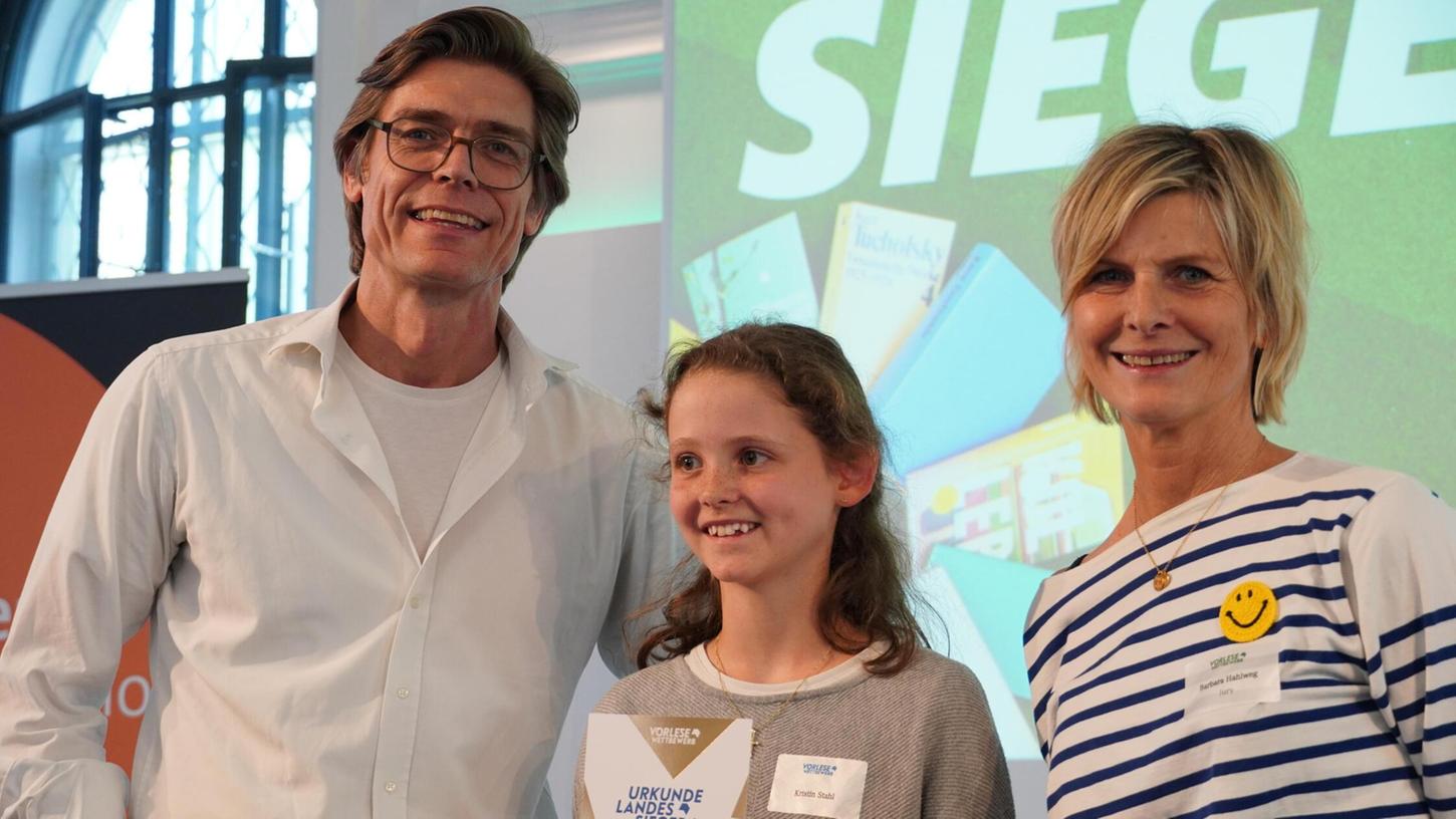Strahlende Gesichter beim Vorlesewettbewerb (v. l.) Jugendbuchautor Stephan Knösel mit der Gewinnerin Kristin Stahl und der Moderatorin Barbara Hahlweg. Strahlende Gesichter beim Vorlesewettbewerb (v. l.) Jugendbuchautor Stephan Knösel mit der Gewinnerin Kristin Stahl und der Moderatorin Barbara Hahlweg.