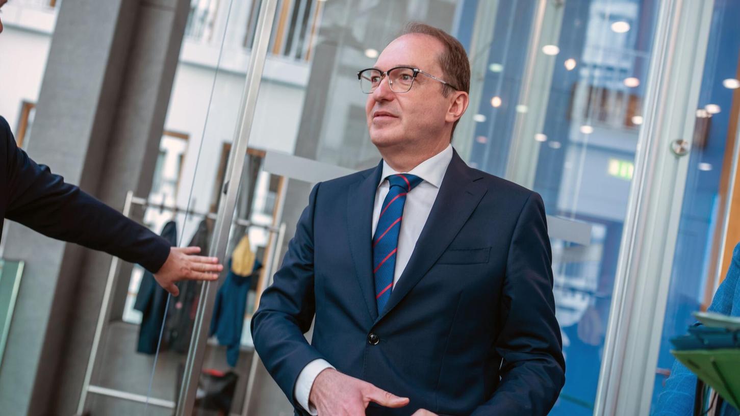 Bei der Vorstellung der Jahresstatistik zur politisch motivierten Kriminalität wurde Bundesinnenminister Alexander Dobrindt (CSU) auch nach der AfD gefragt. Bei der Vorstellung der Jahresstatistik zur politisch motivierten Kriminalität wurde Bundesinnenminister Alexander Dobrindt (CSU) auch nach der AfD gefragt.