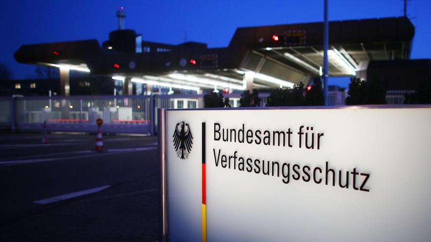Das Bundesamt für Verfassungsschutz hat wegen des laufenden Verfahrens gegenüber dem Gericht eine sogenannte Stillhaltezusage abgegeben (Symbolbild) Das Bundesamt für Verfassungsschutz hat wegen des laufenden Verfahrens gegenüber dem Gericht eine sogenannte Stillhaltezusage abgegeben (Symbolbild)