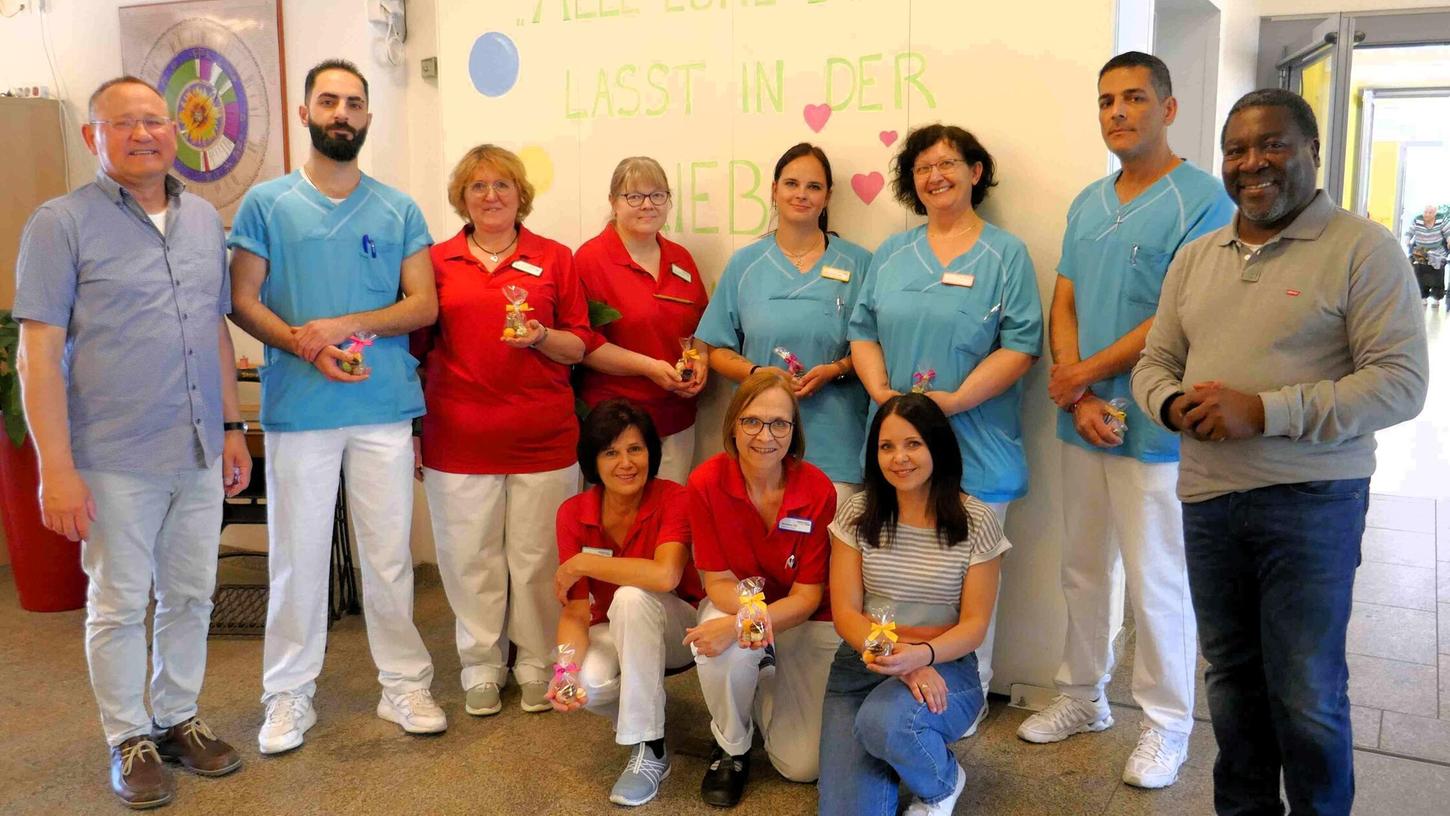 Pfarrer Roland Liebenberg (li) und Pfarrer Casimir Dosseh (re) überraschten das Mitarbeiterteam im Seniorenheim Pyrbaum mit süßen Geschenken. Pfarrer Roland Liebenberg (li) und Pfarrer Casimir Dosseh (re) überraschten das Mitarbeiterteam im Seniorenheim Pyrbaum mit süßen Geschenken.