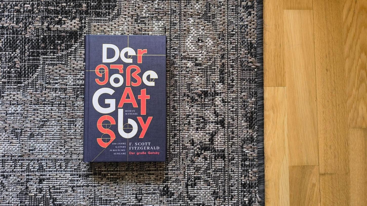 Zum 100-jährigen Jubiläum brachte Manesse eine kommentierte Neuauflage von "Der große Gatsby" auf den Buchmarkt. Zum 100-jährigen Jubiläum brachte Manesse eine kommentierte Neuauflage von "Der große Gatsby" auf den Buchmarkt.