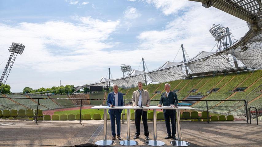 Münchens Oberbürgermeister Dieter Reiter (SPD), Ministerpräsident Markus Söder und Bayerns Innenminister Joachim Herrmann (beide CSU) sprachen im Olympiastadion über die Bewerbung. Münchens Oberbürgermeister Dieter Reiter (SPD), Ministerpräsident Markus Söder und Bayerns Innenminister Joachim Herrmann (beide CSU) sprachen im Olympiastadion über die Bewerbung.