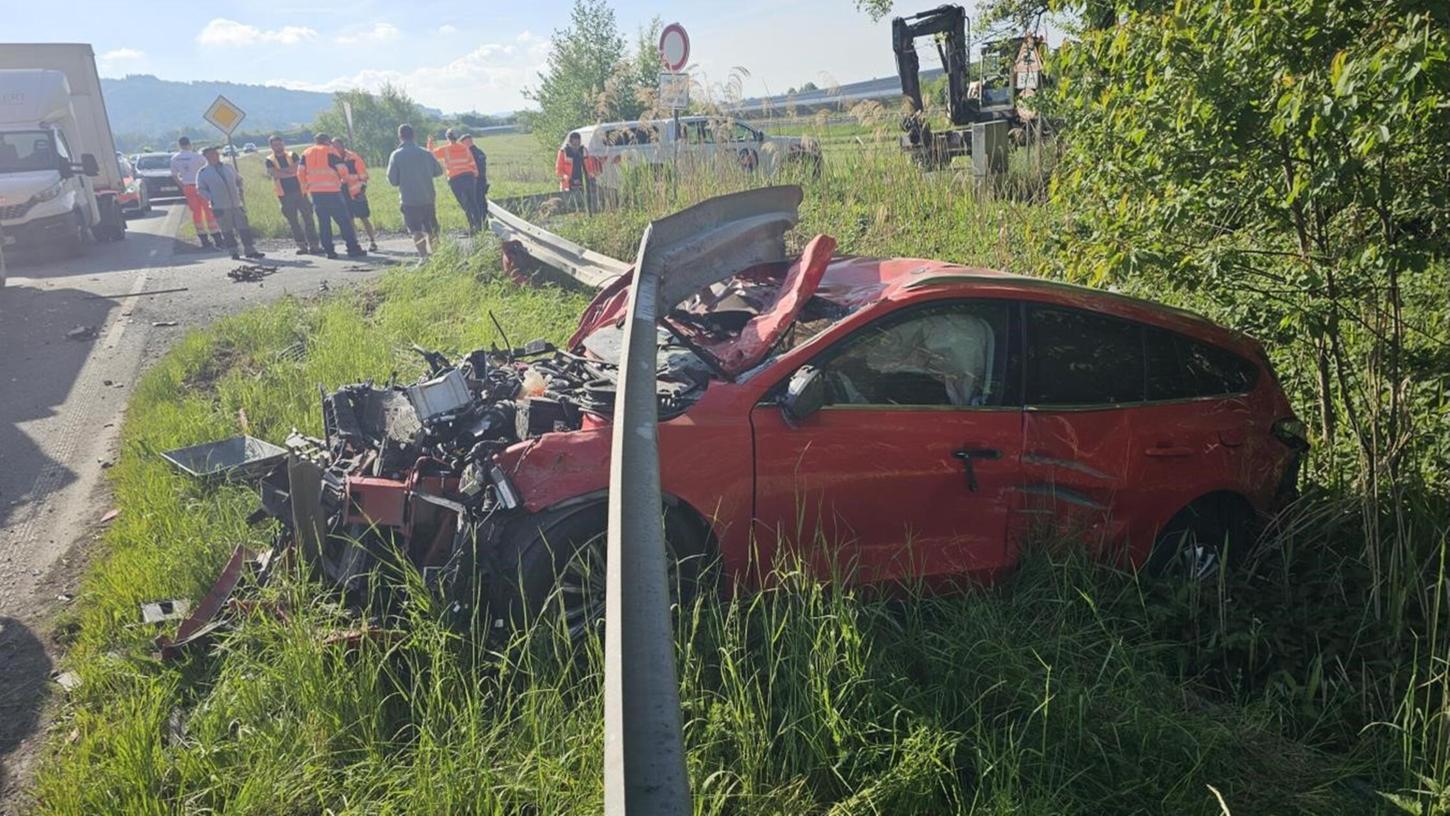 Das Auto durchbrach nach einem Zusammenstoß mit einem Lkw die Leitplanke. Das Auto durchbrach nach einem Zusammenstoß mit einem Lkw die Leitplanke.