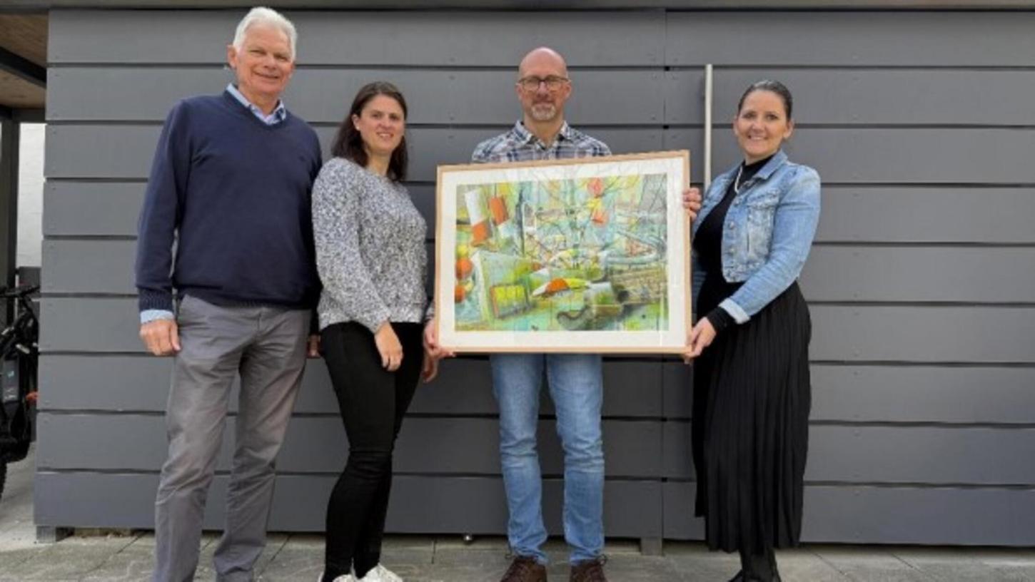 Freuten sich über das schöne Motiv für den Advents-Los-Kalender: Prof. Wolfgang Pfeiffer (li.), Alexandra Hiereth (2. v. li.) und Sophie Fuhrmann (re.). Gemalt hat es der Künstler Andreas Heindl (M.). Freuten sich über das schöne Motiv für den Advents-Los-Kalender: Prof. Wolfgang Pfeiffer (li.), Alexandra Hiereth (2. v. li.) und Sophie Fuhrmann (re.). Gemalt hat es der Künstler Andreas Heindl (M.).