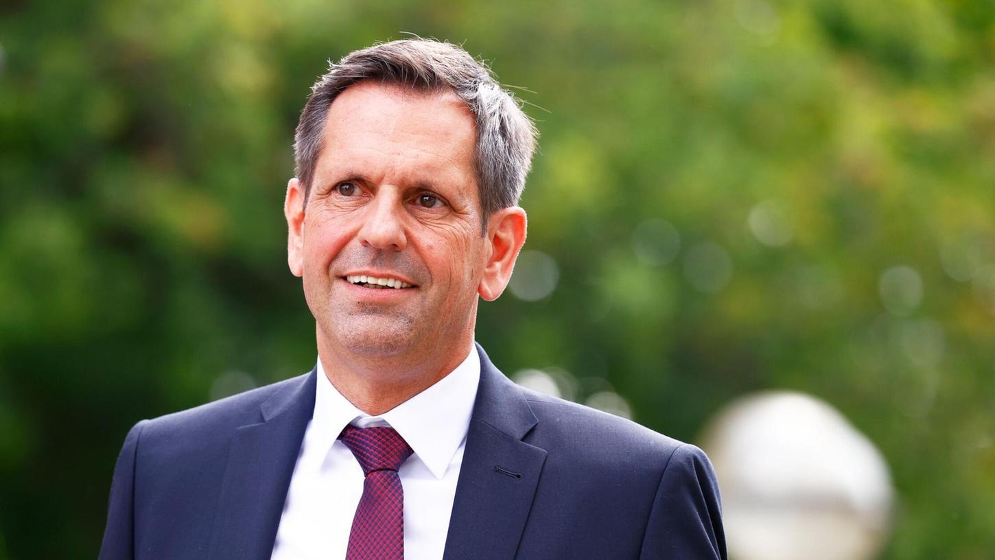 Olaf Lies übernimmt das Amt des Ministerpräsidenten vom langjährigen Regierungschef Stephan Weil. Olaf Lies übernimmt das Amt des Ministerpräsidenten vom langjährigen Regierungschef Stephan Weil.