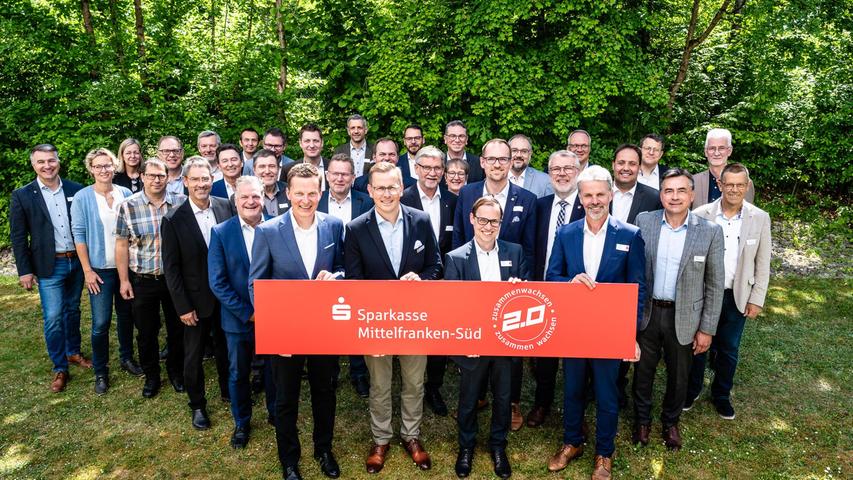 Bereit für die „Sparkasse Mittelfranken Süd 2.0“. Vorne die vier Vorstände, dahinter die Vertreter der „Gewährträger“, also der beteiligten Städte und Gemeinden. Bereit für die „Sparkasse Mittelfranken Süd 2.0“. Vorne die vier Vorstände, dahinter die Vertreter der „Gewährträger“, also der beteiligten Städte und Gemeinden.