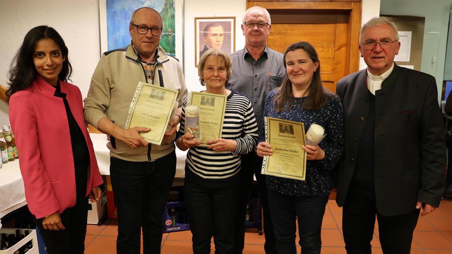 Drei ausgeschiedene Kirchenverwaltungsmitglieder sowie drei weitere Ehrenamtliche wurden von Pfarrer Gerhard Ehrl (r.), Kirchenpfleger Johann Niebler (hinten) und PGR-Vorsitzender Daisy Miranda (l.) geehrt. Drei ausgeschiedene Kirchenverwaltungsmitglieder sowie drei weitere Ehrenamtliche wurden von Pfarrer Gerhard Ehrl (r.), Kirchenpfleger Johann Niebler (hinten) und PGR-Vorsitzender Daisy Miranda (l.) geehrt.