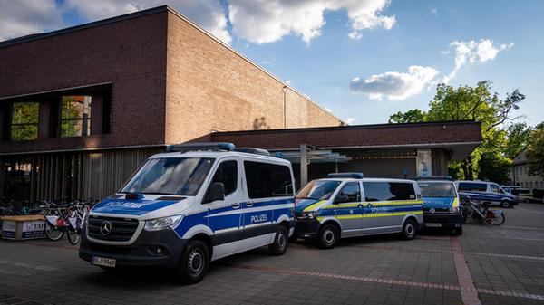 Großes Polizeiaufgebot am Montag vor dem Südstadtbad in der Allersberger Straße.