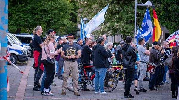 Das in Teilen rechtsextreme „Team Menschenrechte“ hatte zu einer Kundgebung mit anschließendem Demonstrationszug durch die Südstadt aufgerufen.