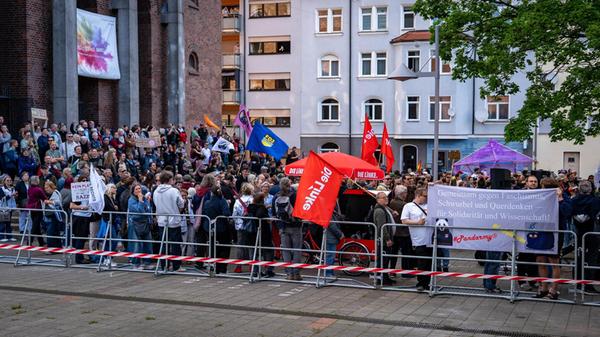 Vor der Gustav-Adolf-Gedächtniskirche formierte sich ein Gegenprotest, zu dem unter anderem „VerLINKung“ und die Nürnberger Ortsgruppe der „Omas gegen Rechts“ aufgerufen hatten.