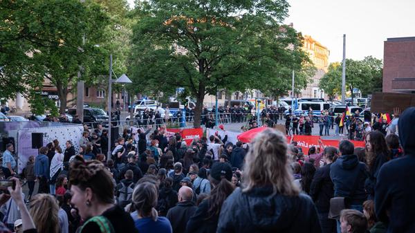 Laut Angaben der Polizei beteiligten sich auf dem Kirchenvorplatz rund 300 Personen an dem Gegenprotest. Die Veranstalter schätzen die Zahl der Teilnehmenden auf etwa 400.