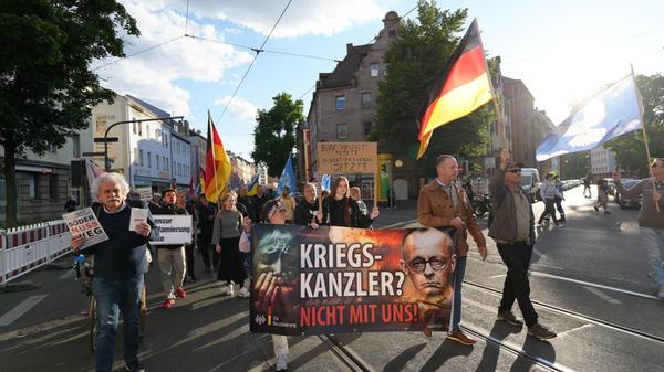 Gegen 19.15 Uhr startete das "Team Menschenrechte" seinen Demonstrationszug entlang einer zuvor angezeigten Wegstrecke durch die Südstadt.