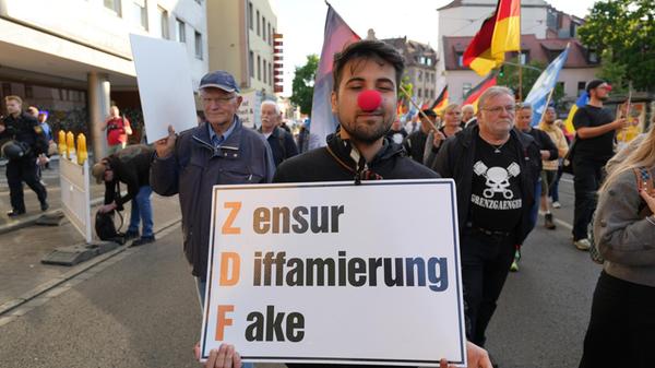 Das „Team Menschenrechte“ ist aus den Kritikerinnen und Kritikern der Corona-Maßnahmen hervorgegangen, die sich einst unter den Namen „Querdenken911 Nürnberg“ und „Corona-Rebellen“ zusammengefunden hatten.