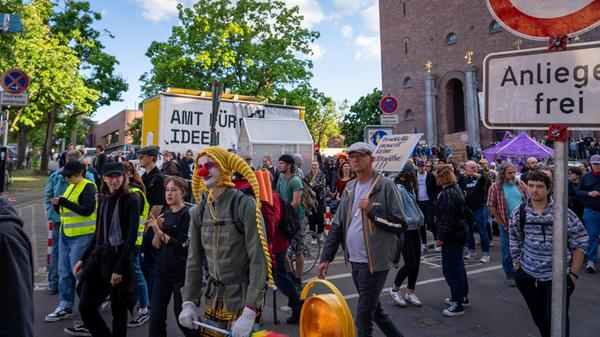 Die Gegendemonstranten setzten sich auf einer alternativen Route ebenfalls in Bewegung. Skandiert wurde unter anderem "Südstadt Nazifrei".