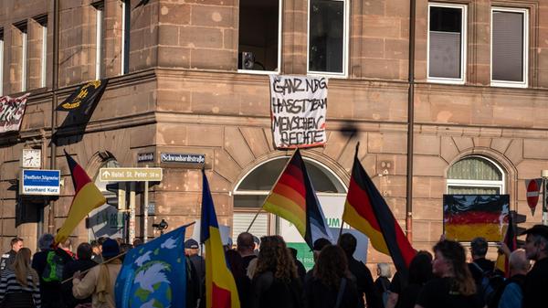 Auch Anwohnende protestieren gegen den Demonstrationszug von "Team Menschenrechte".