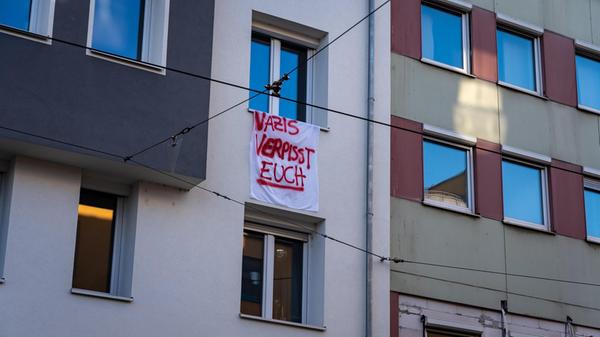 Einige Anwohnende zeigten ihren Protest, indem sie Botschaften aus ihren Fenstern hängten.