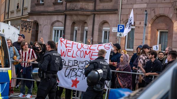 Die Polizei hatte im Vorfeld an unterschiedlichen Stellen in der Südstadt Sperrgitter errichtet, um ein unmittelbares Aufeinandertreffen zwischen den unterschiedlichen Lagern zu verhindern.