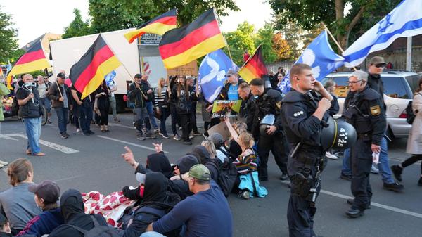 Wie schon in den vergangenen Monaten kam es auch an diesem Montag entlang der Wegstrecke erneut zu mehreren Sitzblockaden. Die Polizei sprach im Nachgang davon, „zum Teil unmittelbaren Zwang“ angewendet zu haben.