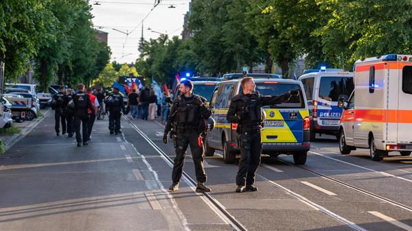 Zudem berichtete die Polizei von einem Vorfall, bei dem eine Person einen Beamten angriff und leicht verletzte. Darüber hinaus waren mehrere Versammlungsteilnehmende vermummt. Laut Angaben der Polizei wurden entsprechende Ermittlungen eingeleitet.