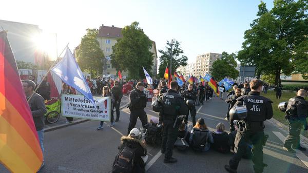 Der Demonstrationszug konnte an diesen Blockaden zum Teil vorbeilaufen, in einigen Fällen entfernten sich die sitzenden Personen auf Ansprache der Polizei von der Wegstrecke.