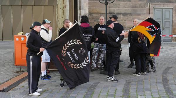Am Montag kam es parallel auf dem Jakobsplatz zu einer weiteren rechten Kundgebung mit 16 Teilnehmenden, wie die Polizei mitteilte.