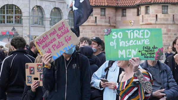 Nach Angaben der Polizei versammelten sich etwa 400 Personen in unmittelbarer Nähe, um einen Gegenprotest durchzuführen. Dazu aufgerufen hatte das "Nürnberger Bündnis Nazistopp“.