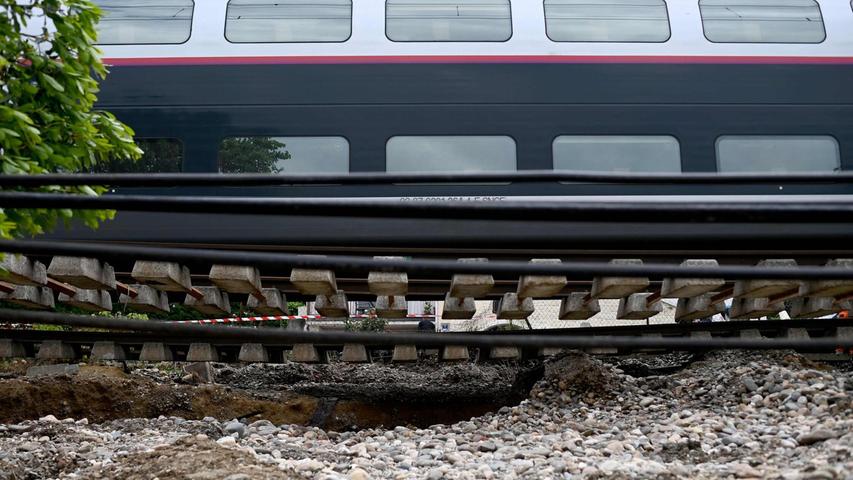 Dieser Zug musste anhalten, weil der Schotter unter den Schienen nach heftigen Regenfällen wegbrach. Dieser Zug musste anhalten, weil der Schotter unter den Schienen nach heftigen Regenfällen wegbrach.