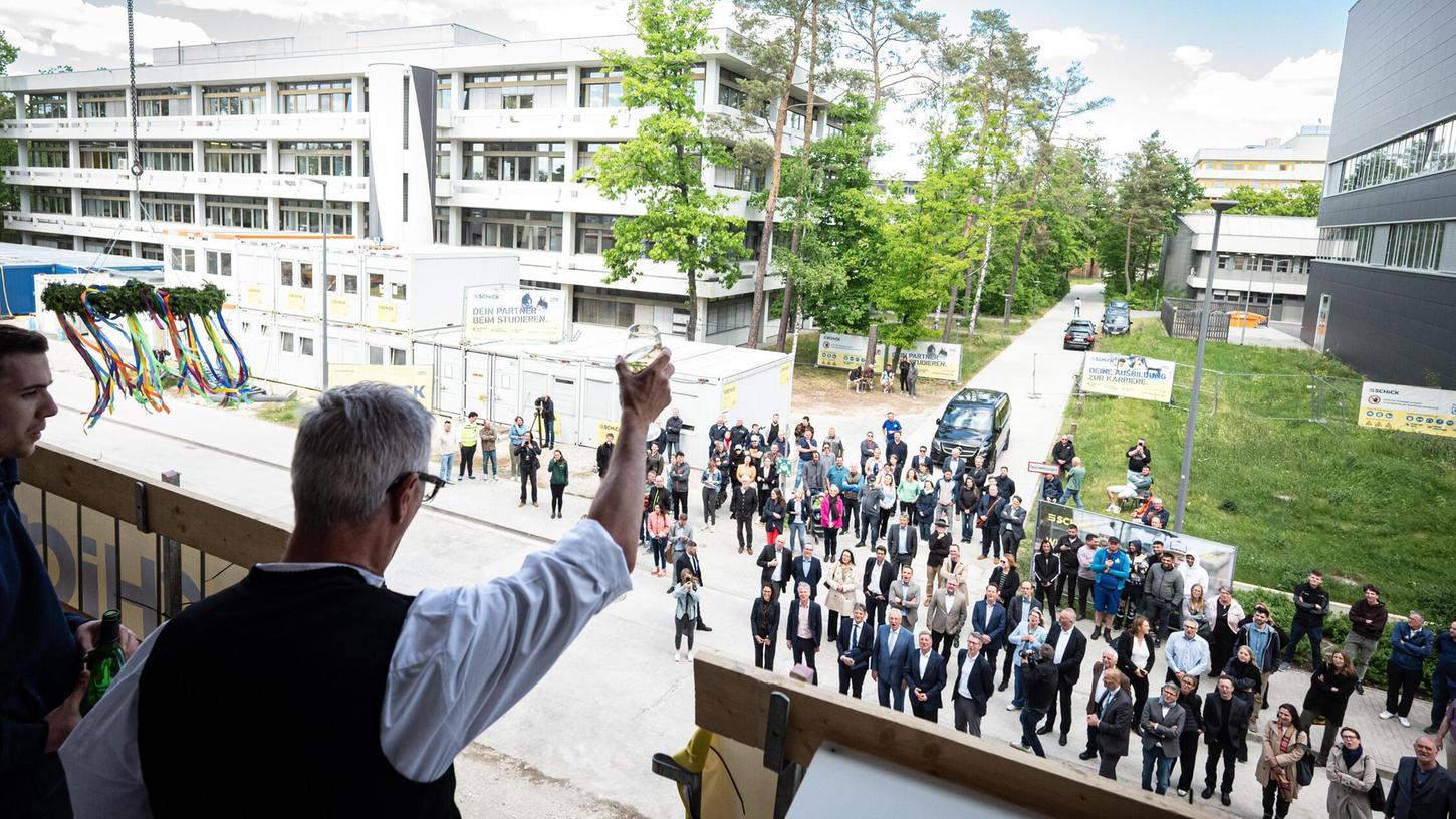 Richtfest mit Richtspruch für die Neue Technische Chemie der FAU Erlangen-Nürnberg in Anwesenheit von drei bayerischen Staatsministern: Christian Bernreiter, Markus Blume und Joachim Herrmann (erste Reihe unten). Richtfest mit Richtspruch für die Neue Technische Chemie der FAU Erlangen-Nürnberg in Anwesenheit von drei bayerischen Staatsministern: Christian Bernreiter, Markus Blume und Joachim Herrmann (erste Reihe unten).