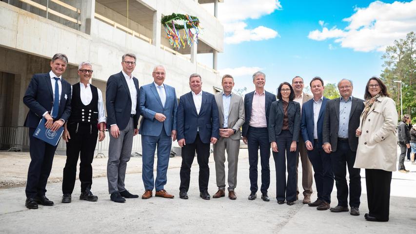 So ein Rohbau kennt viele Väter und Mütter des Erfolgs: FAU-Präsident Professor Joachim Hornegger, Edgar Endres, Geschäftsführer der Schick Bau GmbH, Wissenschaftsminister Markus Blume, Innenminister Joachim Herrmann, Bauminister Christian Bernreiter, Bürgermeister Jörg Volleth, Jan Knippel, Leiter des Staatlichen Bauamts Erlangen-Nürnberg, Tamara Ochsenkühn, Leiterin Hochschulbau des Staatlichen Bauamtes sowie die Leiter der Lehrstühle, die in das Gebäude einziehen werden (v. li.). So ein Rohbau kennt viele Väter und Mütter des Erfolgs: FAU-Präsident Professor Joachim Hornegger, Edgar Endres, Geschäftsführer der Schick Bau GmbH, Wissenschaftsminister Markus Blume, Innenminister Joachim Herrmann, Bauminister Christian Bernreiter, Bürgermeister Jörg Volleth, Jan Knippel, Leiter des Staatlichen Bauamts Erlangen-Nürnberg, Tamara Ochsenkühn, Leiterin Hochschulbau des Staatlichen Bauamtes sowie die Leiter der Lehrstühle, die in das Gebäude einziehen werden (v. li.).