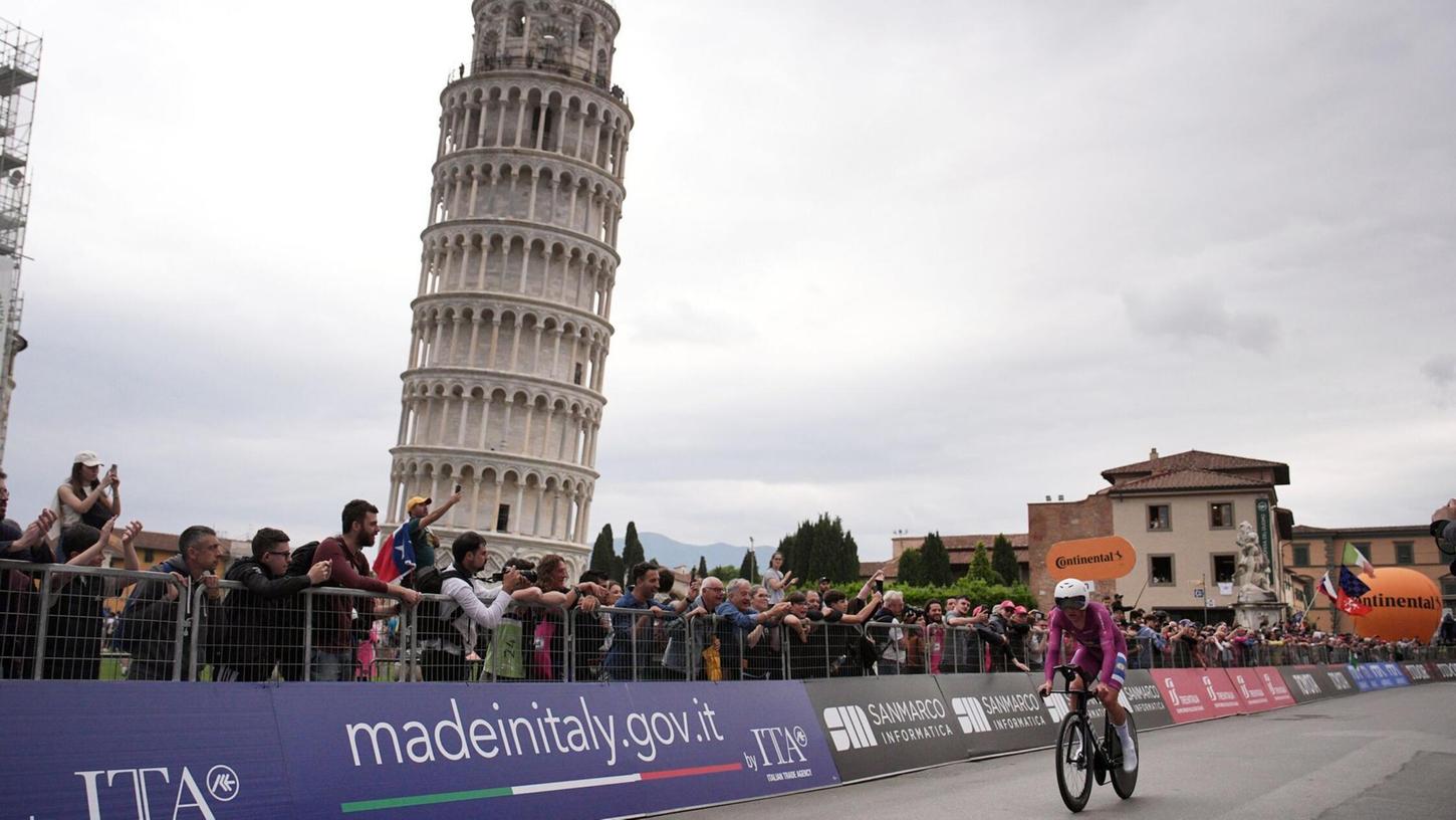 Der Däne Mads Pedersen radelt am Schiefen Turm von Pisa vorbei. Der Däne Mads Pedersen radelt am Schiefen Turm von Pisa vorbei.