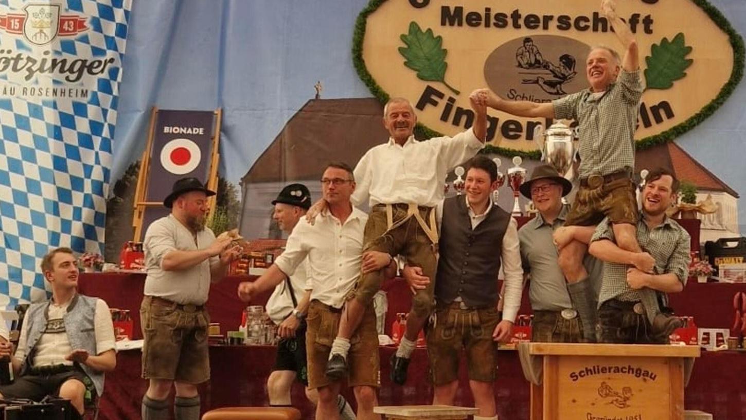 Der Deutsche Vizemeister im Leichtgewicht, Karl Haubner (mi.) wurde von Michael Kastner und Benedikt Fellner auf den Schultern getragen. Der Deutsche Vizemeister im Leichtgewicht, Karl Haubner (mi.) wurde von Michael Kastner und Benedikt Fellner auf den Schultern getragen.