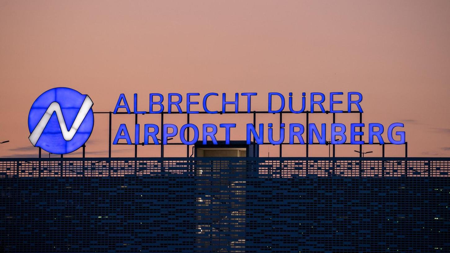 Am Flughafen Nürnberg leistet ein Betrunkener Widerstand, als er von einem Flug nach Mallorca ausgeschlossen werden soll. (Archivbild) Am Flughafen Nürnberg leistet ein Betrunkener Widerstand, als er von einem Flug nach Mallorca ausgeschlossen werden soll. (Archivbild)