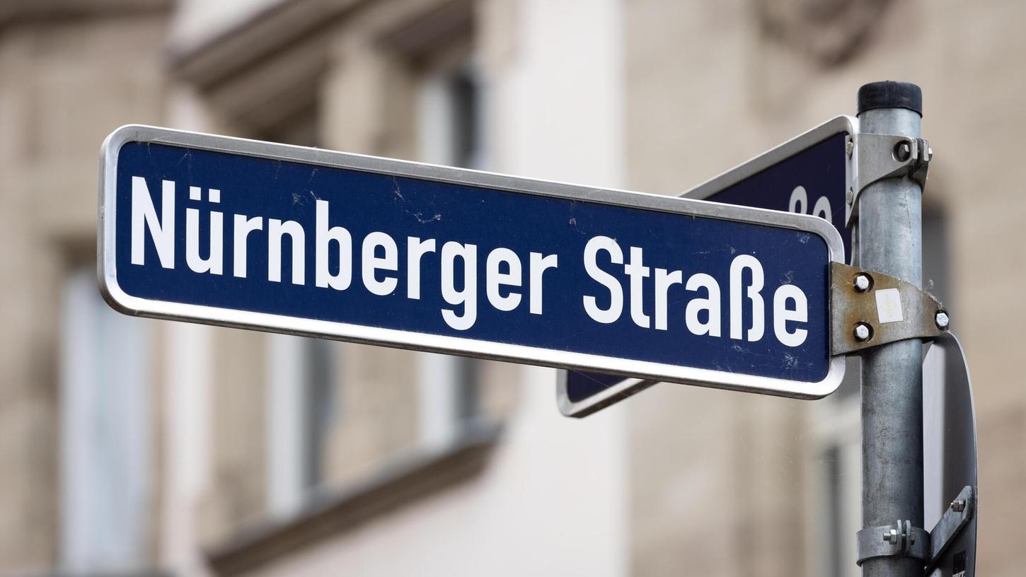 Die Polizei fahndet: Wer hat die Feuerwerksbatterie an der Tankstelle in der Nürnberger Straße abgeworfen? Die Polizei fahndet: Wer hat die Feuerwerksbatterie an der Tankstelle in der Nürnberger Straße abgeworfen?