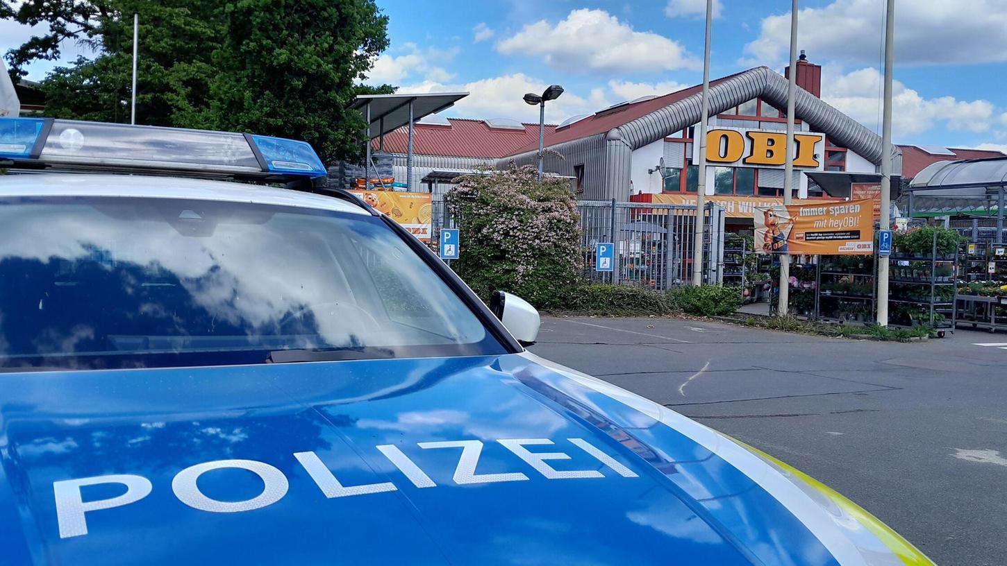 Mit einem Großaufgebot fahndet die Polizei nach dem flüchtigen, bewaffneten Täter in Ochenbruck. Mit einem Großaufgebot fahndet die Polizei nach dem flüchtigen, bewaffneten Täter in Ochenbruck.