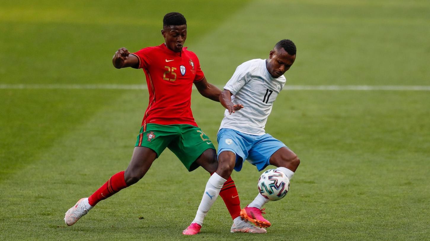 Der israelische Nationalspieler Gadi Kinda (r), hier im Zweikampf mit Portugals Nuno Mendes, ist gestorben. Der israelische Nationalspieler Gadi Kinda (r), hier im Zweikampf mit Portugals Nuno Mendes, ist gestorben.