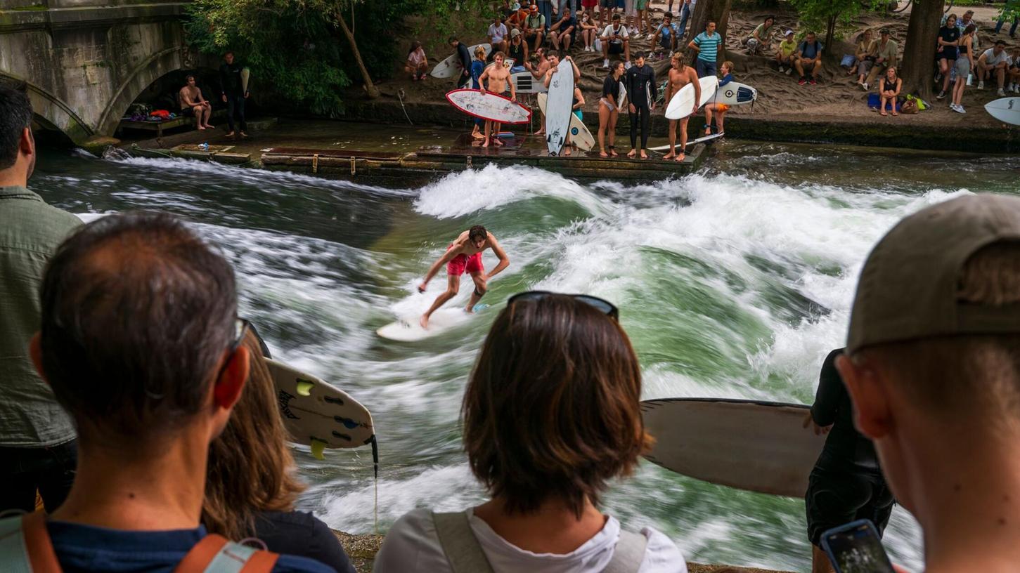 Wellensurfen mitten in München - das soll bald wieder möglich sein, hoffen Freistaat und Stadt. (Archivbild) Wellensurfen mitten in München - das soll bald wieder möglich sein, hoffen Freistaat und Stadt. (Archivbild)