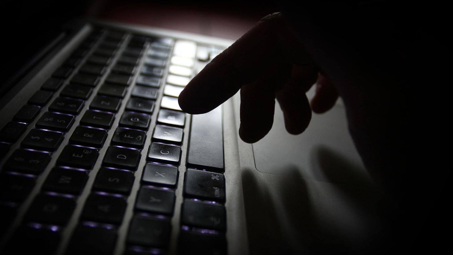 Kinder und Jugendliche sind den Gefahren im Internet oft schutzlos ausgeliefert. Kinder und Jugendliche sind den Gefahren im Internet oft schutzlos ausgeliefert.