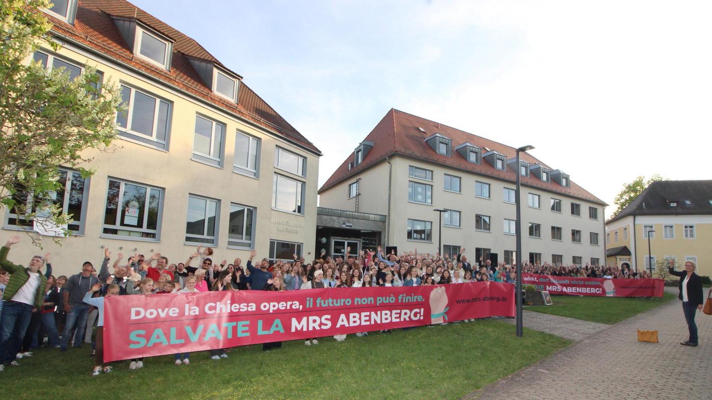 Rund 400 Eltern, Schülerinnen und Lehrkräfte setzten sich im Frühling für den Erhalt der Abenberger Mädchenrealschule ein. Nun haben sie einen Rückschlag erlitten. Rund 400 Eltern, Schülerinnen und Lehrkräfte setzten sich im Frühling für den Erhalt der Abenberger Mädchenrealschule ein. Nun haben sie einen Rückschlag erlitten.