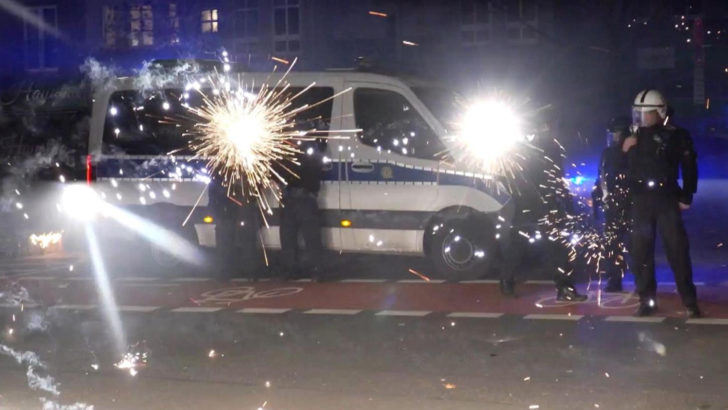 Die Geschosse der Feuerwerksbatterie schlugen unkontrolliert ein. (Symbolbild) Die Geschosse der Feuerwerksbatterie schlugen unkontrolliert ein. (Symbolbild)