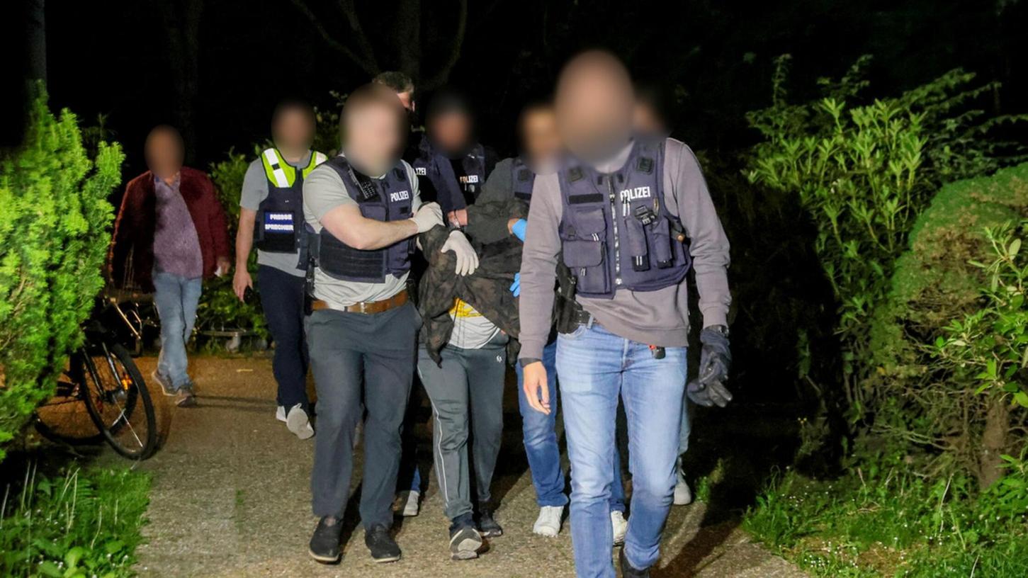 Festnahme erfolgreich: Der Tatverdächtige wird abgeführt. Festnahme erfolgreich: Der Tatverdächtige wird abgeführt.