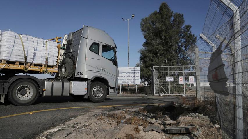 Am Montag waren erstmals seit fast drei Monaten wieder Hilfstransporte in den abgeriegelten Gazastreifen gelangt. Am Montag waren erstmals seit fast drei Monaten wieder Hilfstransporte in den abgeriegelten Gazastreifen gelangt.