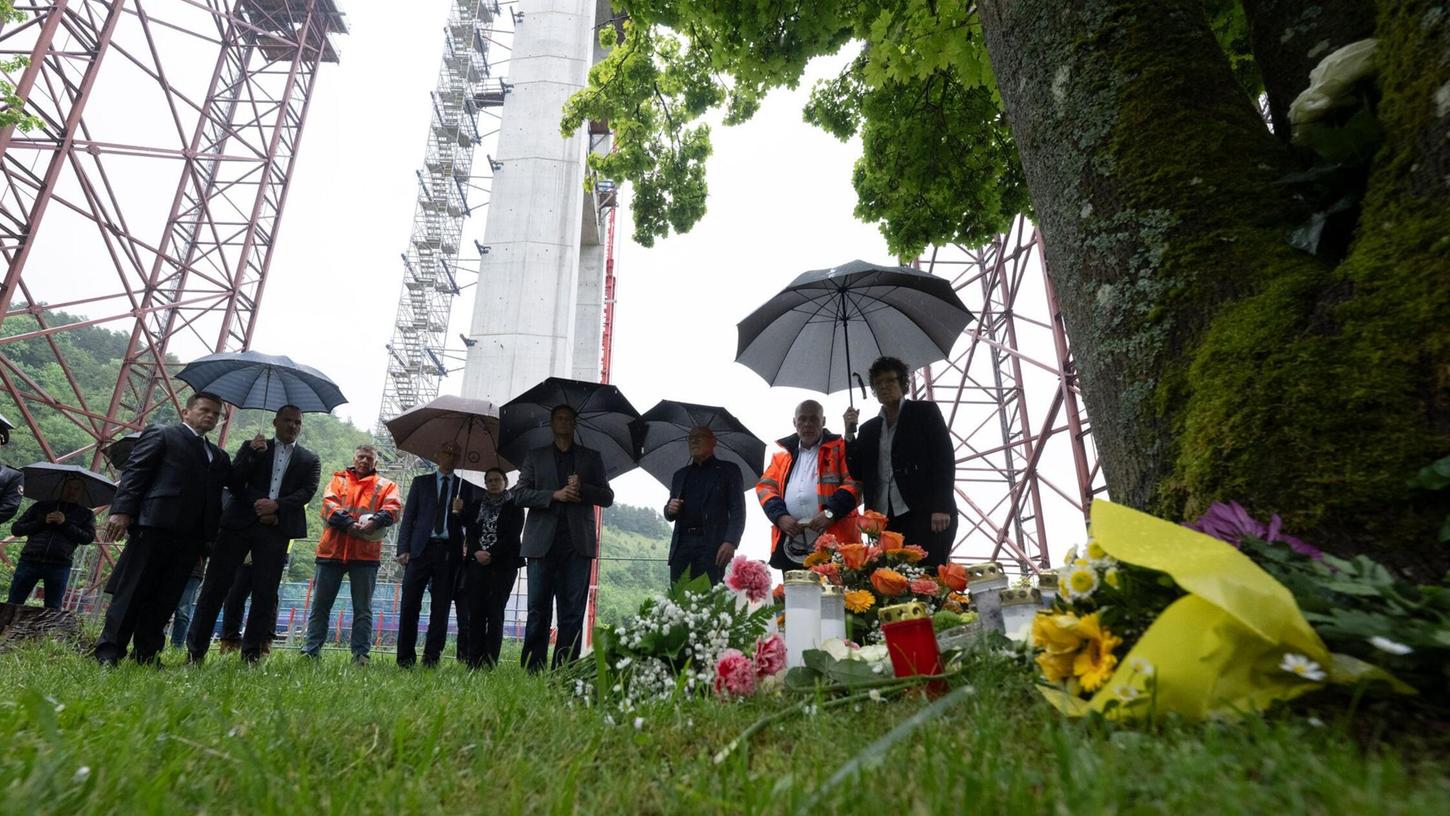 An einem Ort des Gedenkens werden Blumen niedergelegt. An einem Ort des Gedenkens werden Blumen niedergelegt.