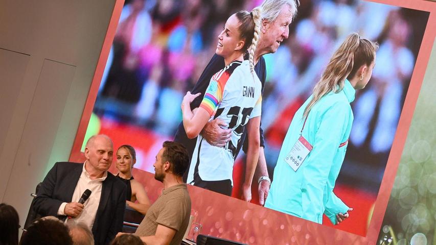 Uli Hoeneß (l) bot Giulia Gwinn seine Hilfe an. Uli Hoeneß (l) bot Giulia Gwinn seine Hilfe an.
